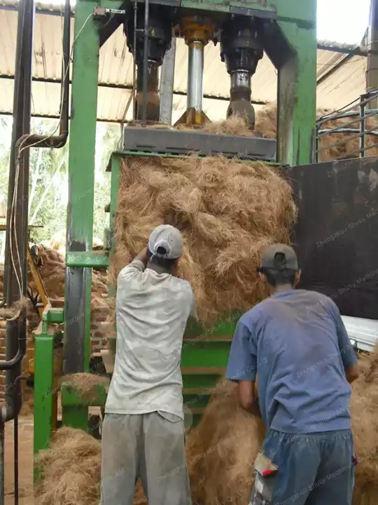 马来西亚的椰壳纤维打包